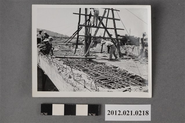 基地內工人網格鋼條工程 (共2張)