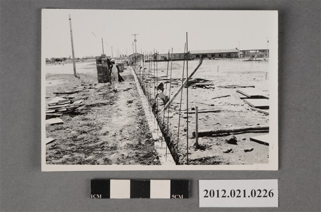 基地內電線桿及工人施工工程 (共2張)