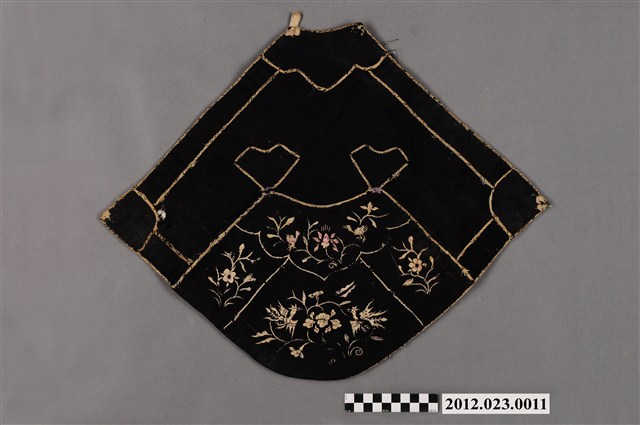 黑色地彩繡花鳥紋菱形肚兜 (共5張)