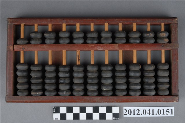 羅賢榮使用木製11檔7珠算盤 (共4張)