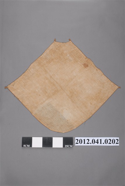 米黃地彩繡鳳凰牡丹紋菱形肚兜 (共6張)