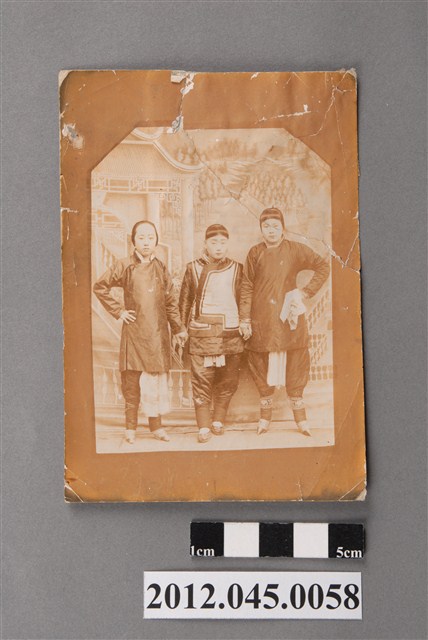 三個站立的裹腳女人 (共2張)