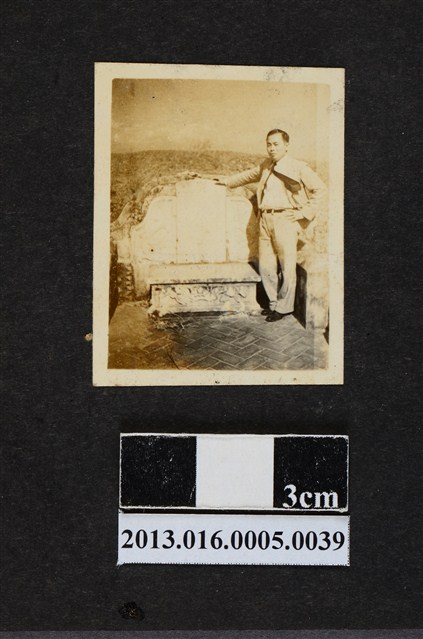 男子與墳 (共1張)