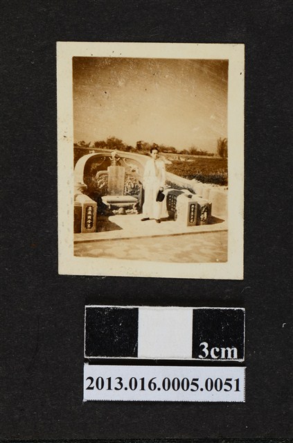 男子與墳 (共1張)