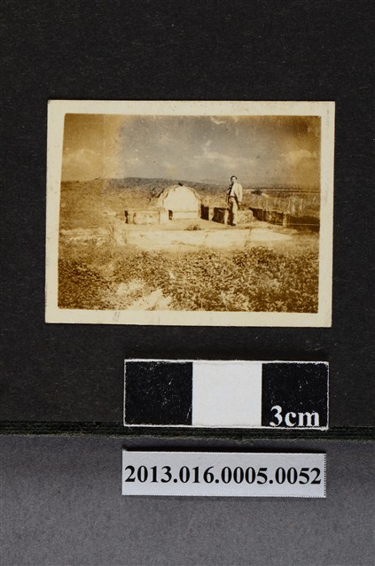 男子與墳 (共1張)