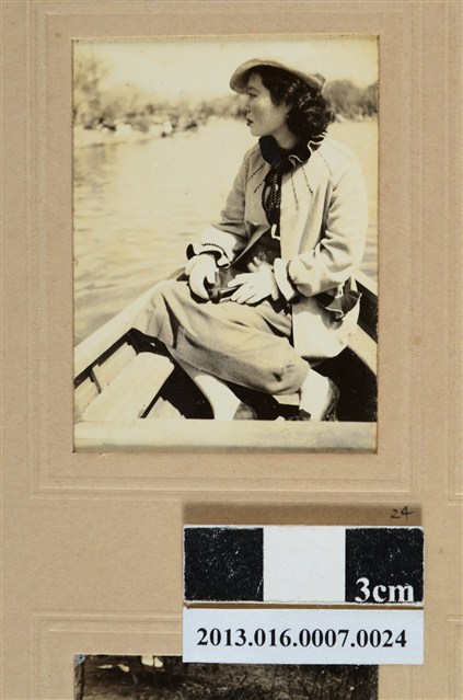 女子側影 (共1張)