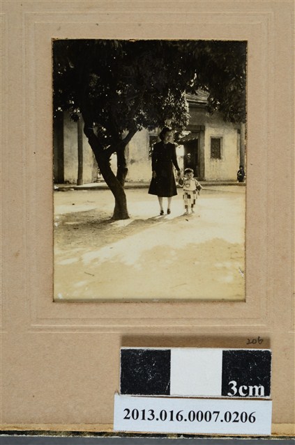 女子與童 (共1張)