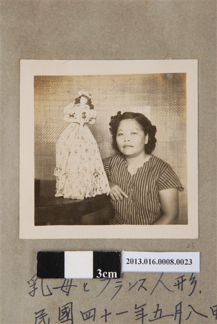 民國41年5月8日乳母與法國娃娃 (共1張)