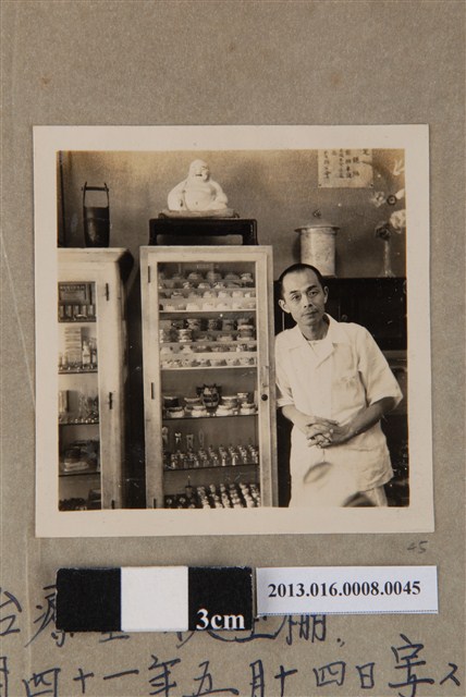 民國41年5月14日善化陳齒科醫院治療室陳崧波獨照 (共1張)
