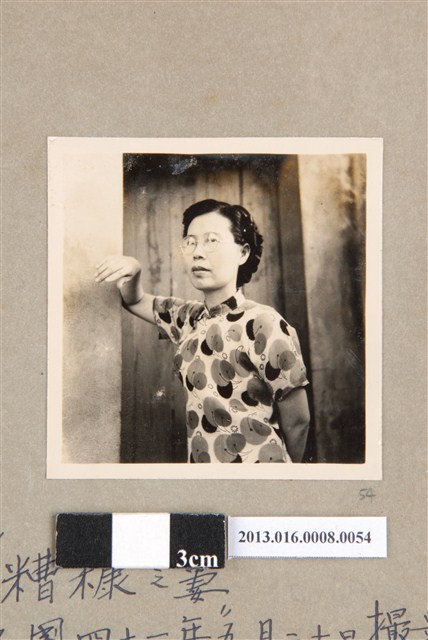 民國41年5月20日善化陳齒科醫院陳崧波妻子獨照 (共1張)