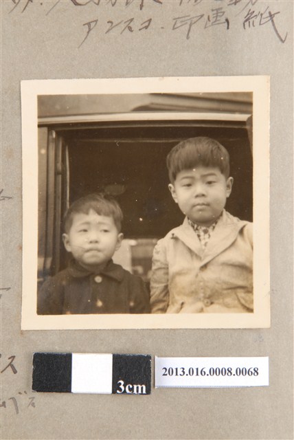 民國42年2月26日武田內科醫院陳義鴻陳新平兄弟合照 (共1張)