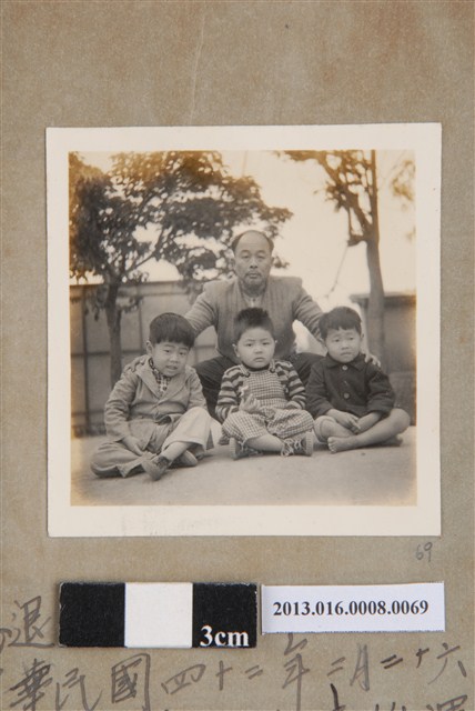 民國42年2月26日舊臺南州廳前圓環四人合照 (共1張)