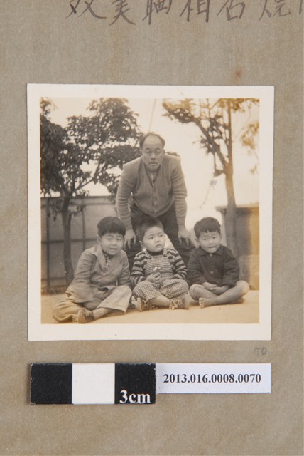 民國42年2月26日舊臺南州廳前圓環四人合照 (共1張)