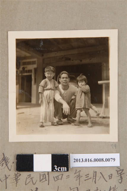 民國42年3月8日善化東關里新營汽車行火生等三人合照 (共1張)