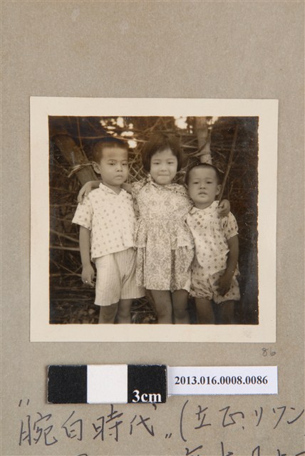 民國42年7月11日善化廟邊三童合照 (共1張)