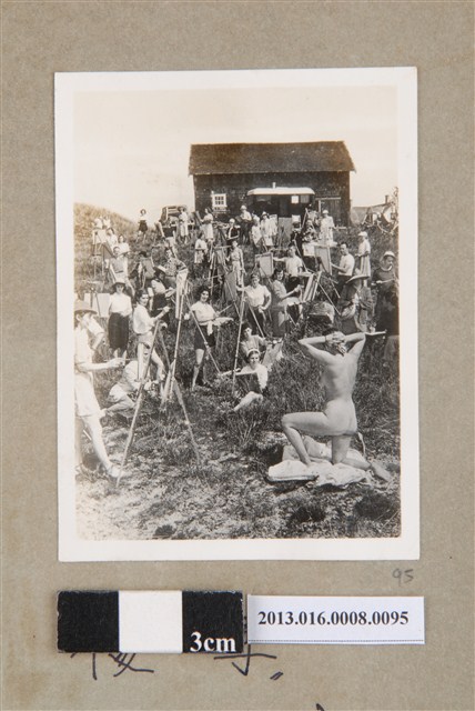 民國42年8月2日美國雜誌戶外人體寫生翻拍照 (共1張)