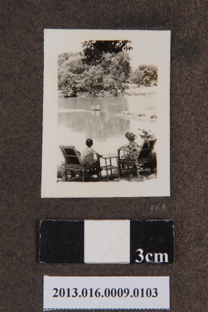 陳義鴻與陳新平岸邊背影 (共1張)