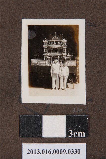 紙紮祭品前兩童合照 (共1張)