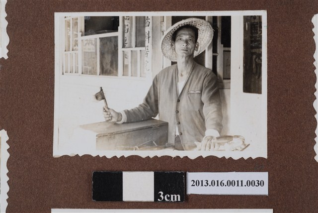 齒科醫院前男子獨照 (共1張)