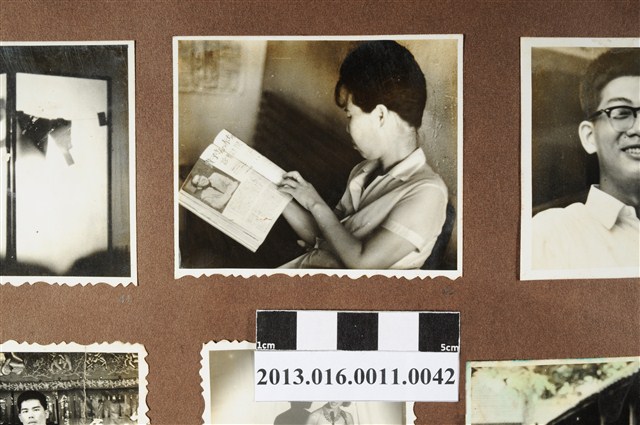 閱讀中女子側拍照 (共2張)