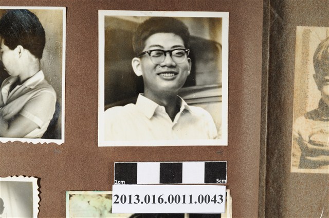 男子獨照 (共2張)