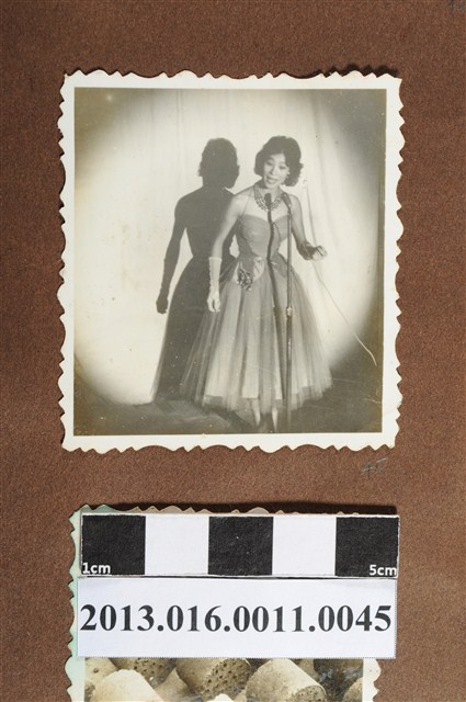 女子歌唱獨照 (共2張)