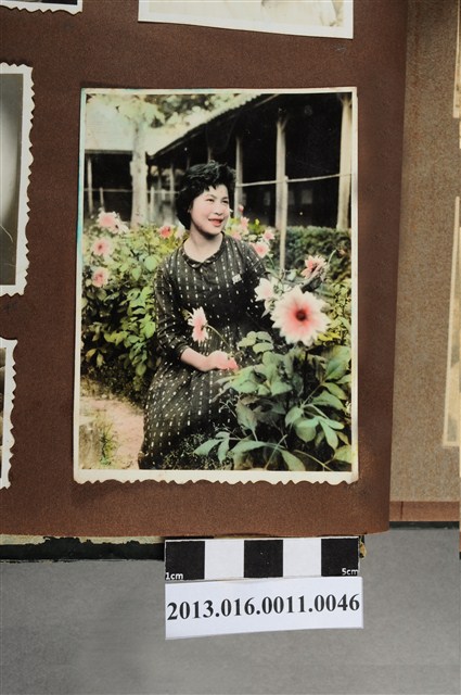 花園中女子獨照 (共2張)