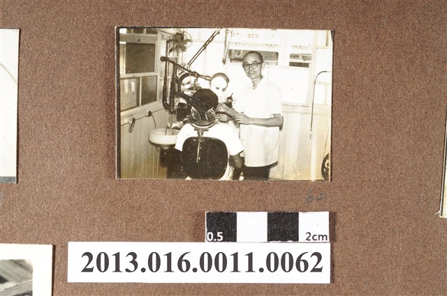 陳崧波診療時獨照 (共2張)