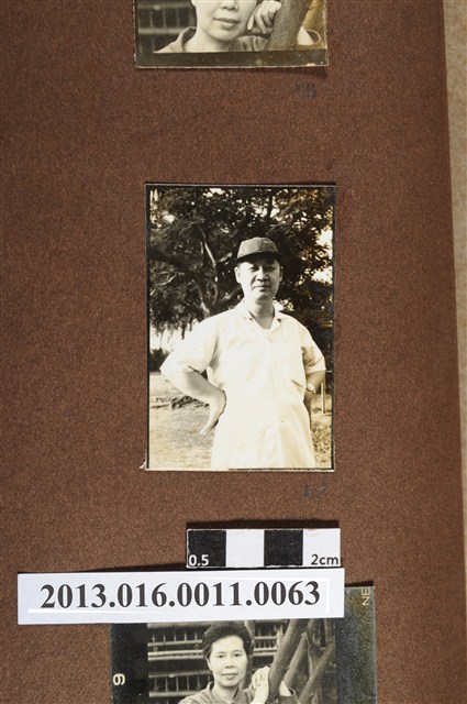 男子獨照 (共2張)