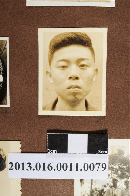 男子大頭照 (共2張)