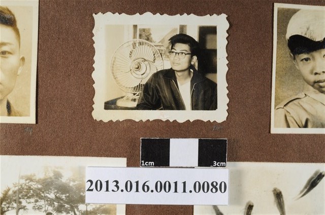 男子獨照 (共2張)