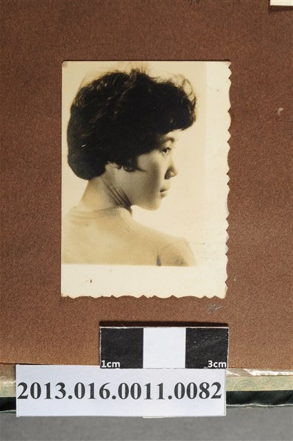 女子半身側拍 (共2張)