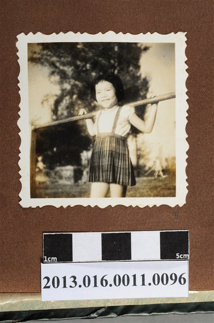 女童獨照 (共2張)