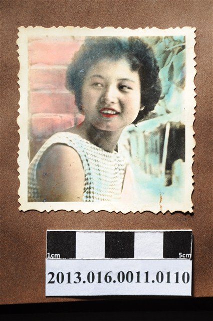 女子半身照 (共2張)