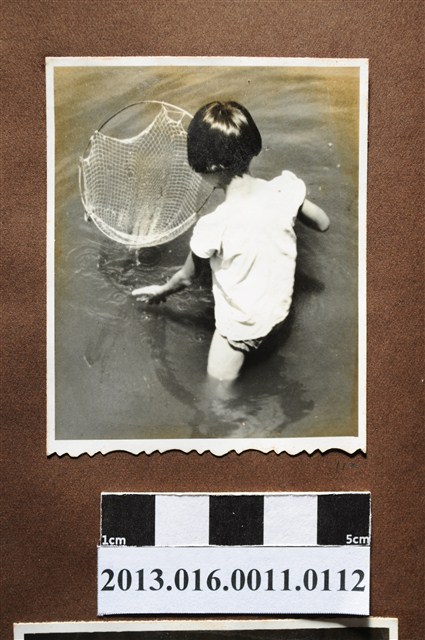 孩童撈魚 (共2張)