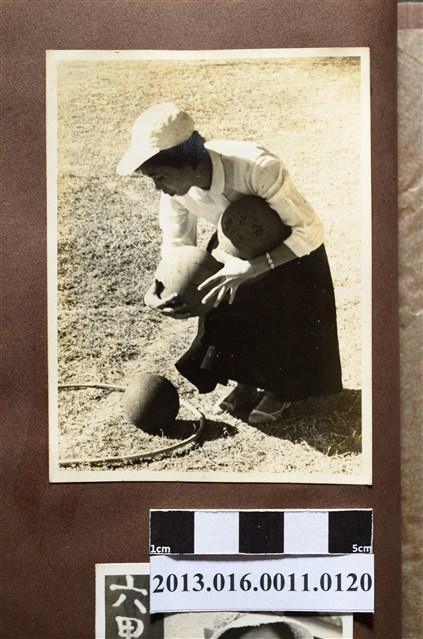 女子撿球 (共2張)