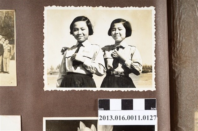 2名女學生合照 (共2張)