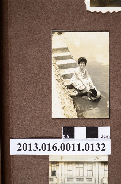 女子岸邊汲水 (共2張)