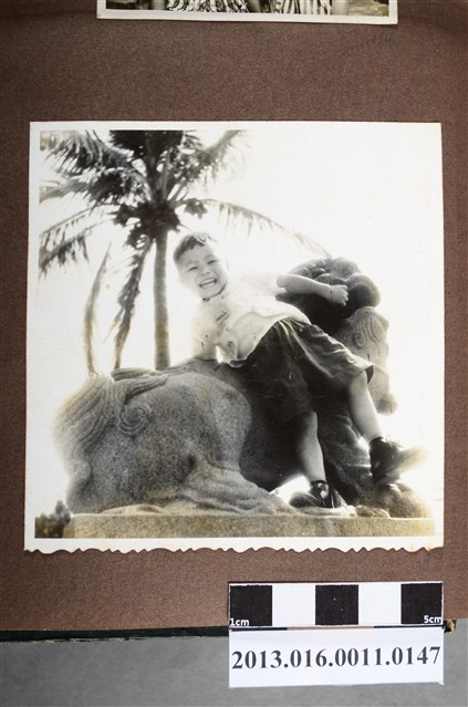 男童於石獅旁獨照 (共2張)