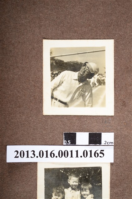 男子獨照 (共2張)