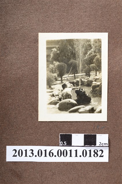 男童噴水池邊戲水 (共2張)