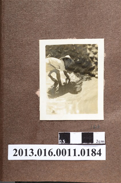 孩童溪邊戲水 (共2張)