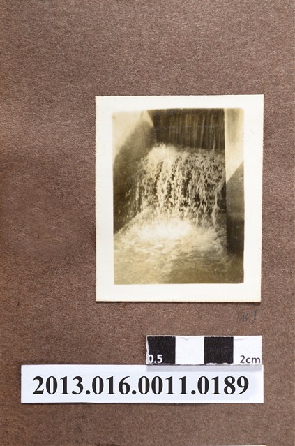 水圳水門放水一景 (共2張)