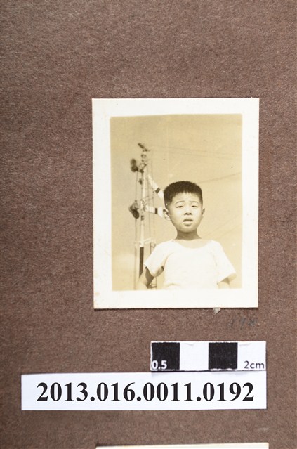 男童於臂木式鐵路號誌前獨照 (共2張)