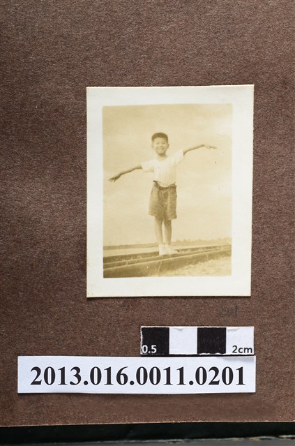 男童於鐵道上獨照 (共2張)