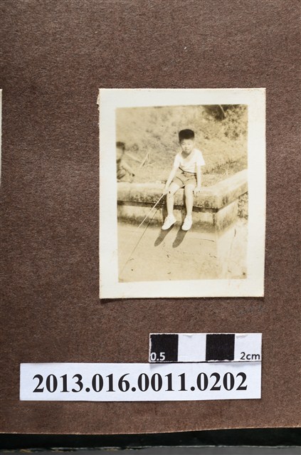 男童垂釣 (共2張)