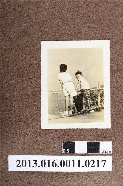 岸邊孩童2人背影 (共2張)