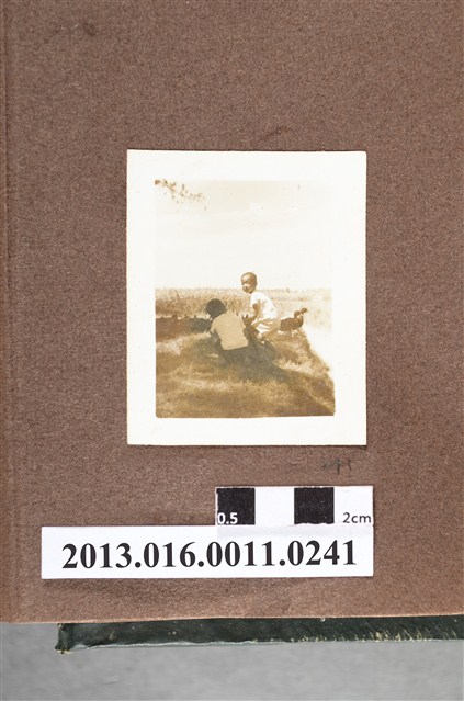 2名男童河岸邊嬉戲 (共2張)