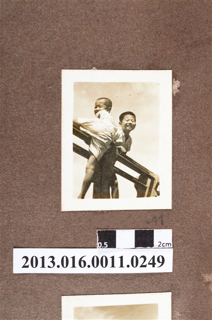 2名男童嬉戲 (共2張)