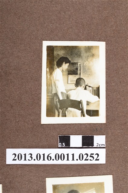 1名女子與1男童書桌前背影 (共2張)